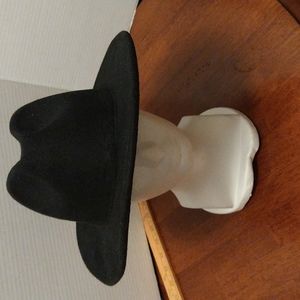VGUC. Unisex black fitting fedora.